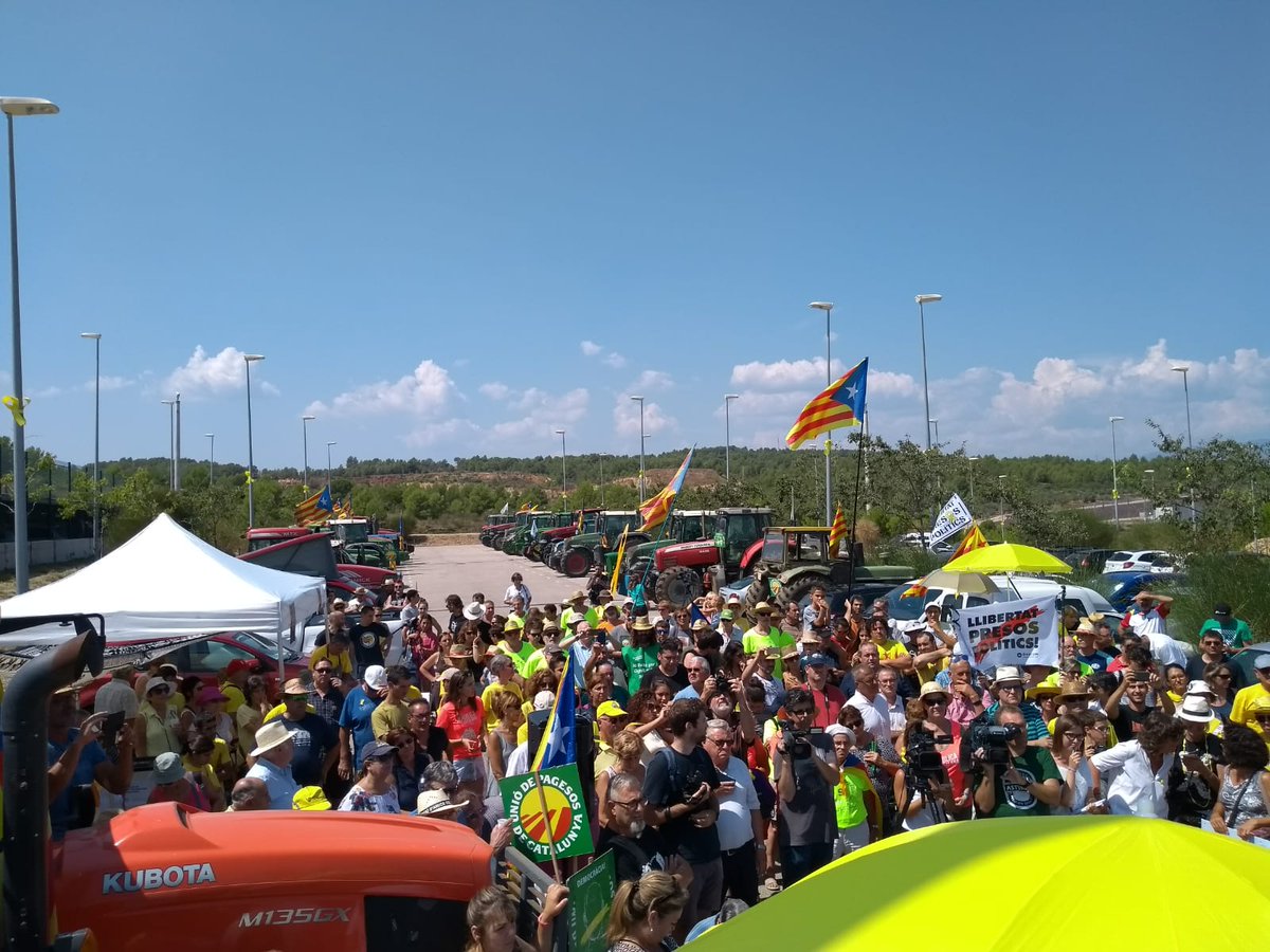 🚜 COMUNICAT | <a href="/uniopagesos/">Unió de Pagesos</a> reuneix un centenar de tractors i 400 persones davant la presó de Puig de les Basses per reclamar la llibertat dels presos polítics catalans bit.ly/2Pu4RZ6
