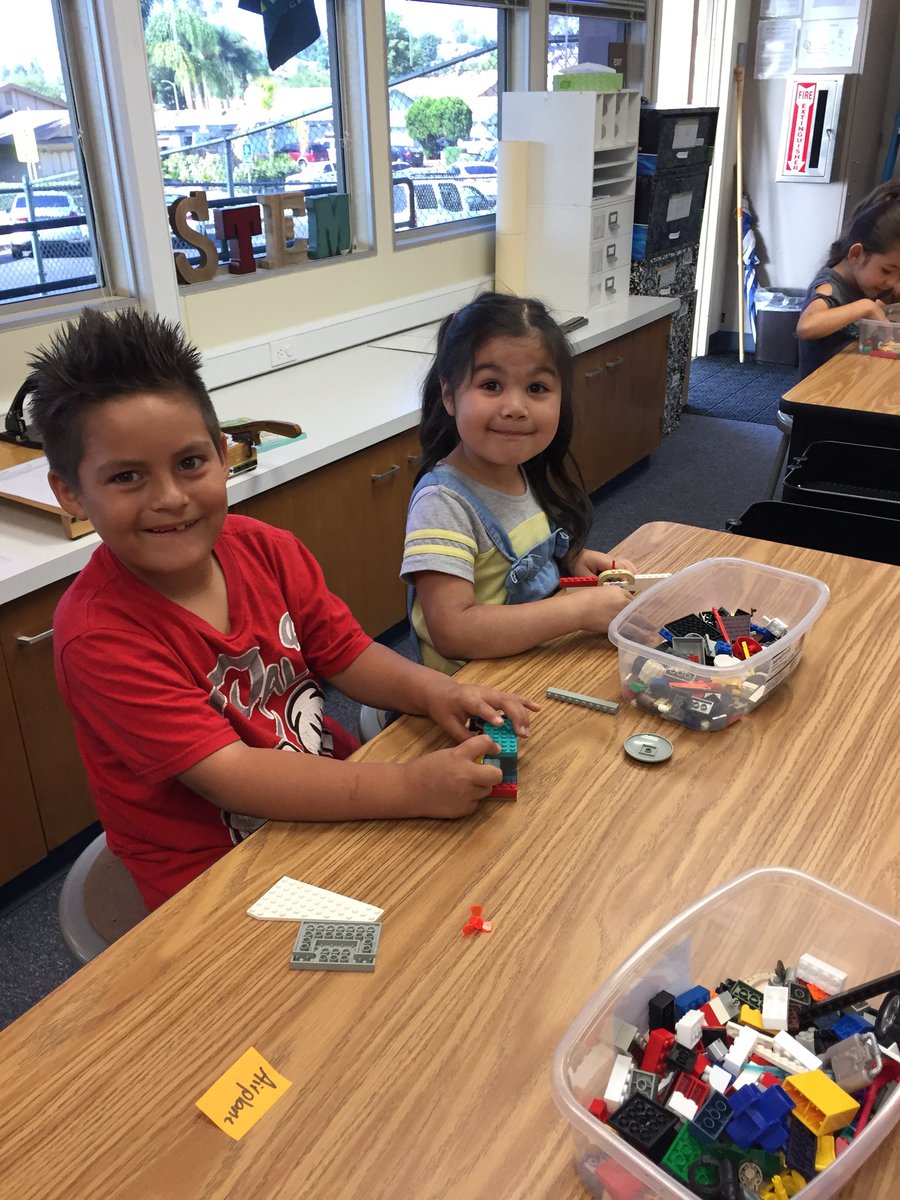 bailey__shannon's tweet photo. Great first day in the INNOVATION LAB👨‍✈️👩‍🔧👨‍🔬🕵️‍♀️#fsa_fuesd @ycturner1 @JKniseley1 https://t.co/QpSMHZl4GK