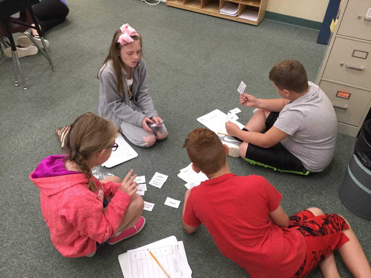 EHWarnick's tweet image. Homograph hunting. #resrocks #vocabularyfun #buildingcommunity #teamwork