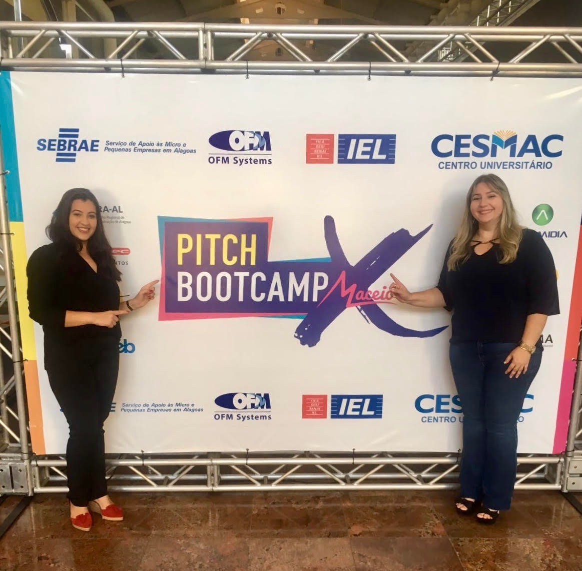 AlooTelecom_'s tweet photo. A Aloo Telecom no sábado dia 18/08 esteve no Pitch Bootcamp 2018. Evento que tem o desafio de construir carreiras. E nos representando a Consultora de Gestão de Pessoas Alda Cansanção, e a jovem aprendiz Letícia Carvalho. #AlooTelecom #PitchBootcamp #aloocloud #poweredbyoracle https://t.co/bJbSgey9Jc