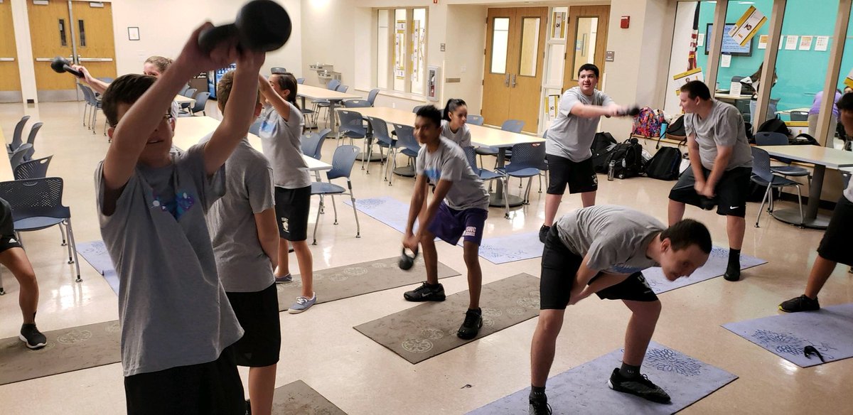 FSWC_Charlotte's tweet photo. The Freshman - getting introduced to Kettlebells! #HOPEclass #getpumped @kettlebellKMCR https://t.co/EvxMrMx56i