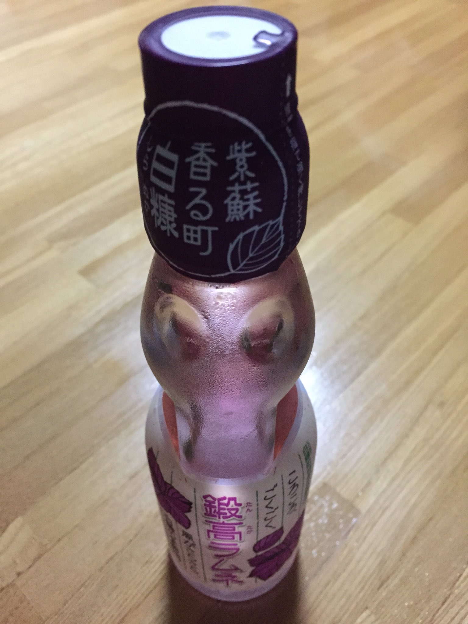 清水りょうこ Ryoko Shimizu 鍛高ラムネ しそ味のラムネです おいしいですよね 溢れない開け方って口部分をひねるのかな 必ず口部分ははめ直して ビー玉を飲み込まないように注意です 特にお子様に与えるときは気をつけて Twitter