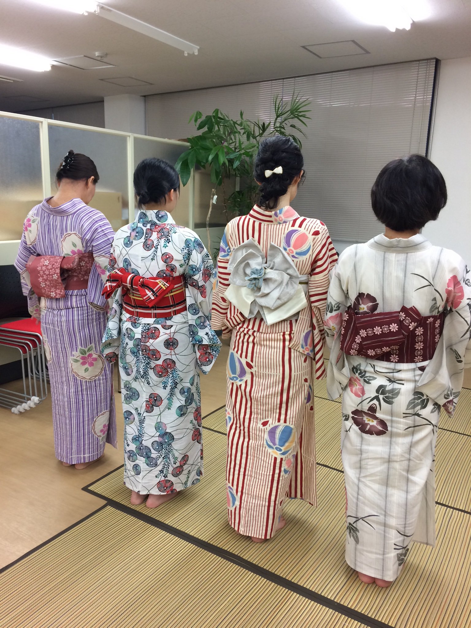 勝矢和裁 かつやわさい 他装の帯結びは其々自分好みの結び方に挑戦した為 このように個性溢れる後ろ姿が並びました 一つずつご紹介します まずは2枚目 花文庫 最もポピュラーで 初心者にも易しい結び方 3枚目は 貝の口 男性の帯結びとして