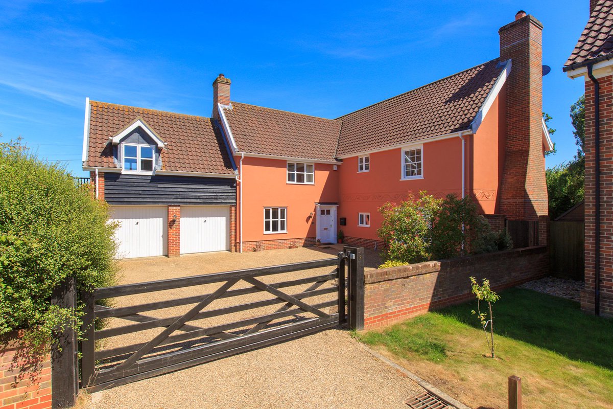 NorwichChewtonR's tweet image. Fabulous 5 bedroom property, corner plot, no passing traffic. Large walled private driveway, ample space and double garage. South-facing garden,large terrace and good-sized lawn. #Mulbarton  #Norfolk #ChewtonRose  Contact the team on 01603 622017 for full details.