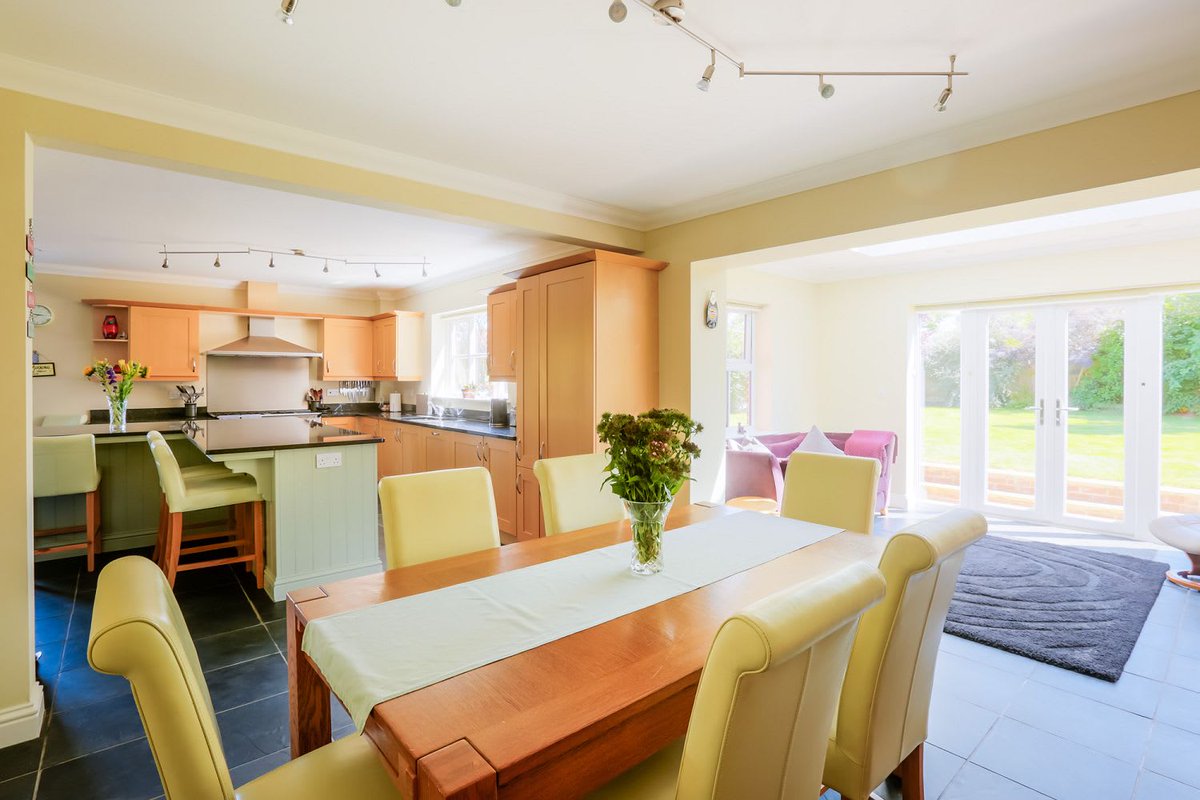 NorwichChewtonR's tweet image. Fabulous 5 bedroom property, corner plot, no passing traffic. Large walled private driveway, ample space and double garage. South-facing garden,large terrace and good-sized lawn. #Mulbarton  #Norfolk #ChewtonRose  Contact the team on 01603 622017 for full details.