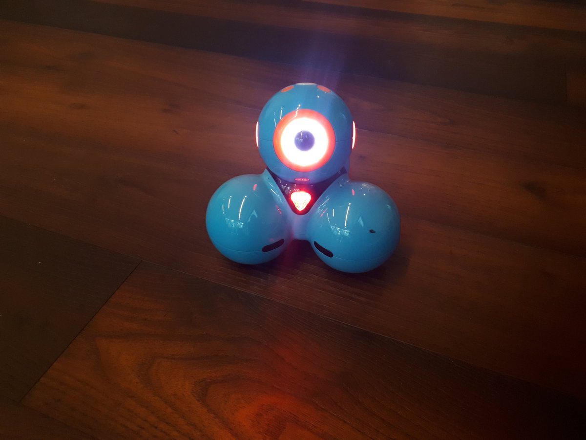 MmeH_S's tweet photo. Finally playing with Dash &amp; Dot at #etfosa18 using Blockly app https://t.co/iXCkKyJKYc