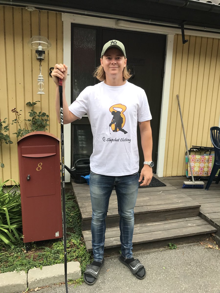 Ackered's tweet image. Hockey season is back!🏒 Thanks @Sshotclothing for the t-shirt.