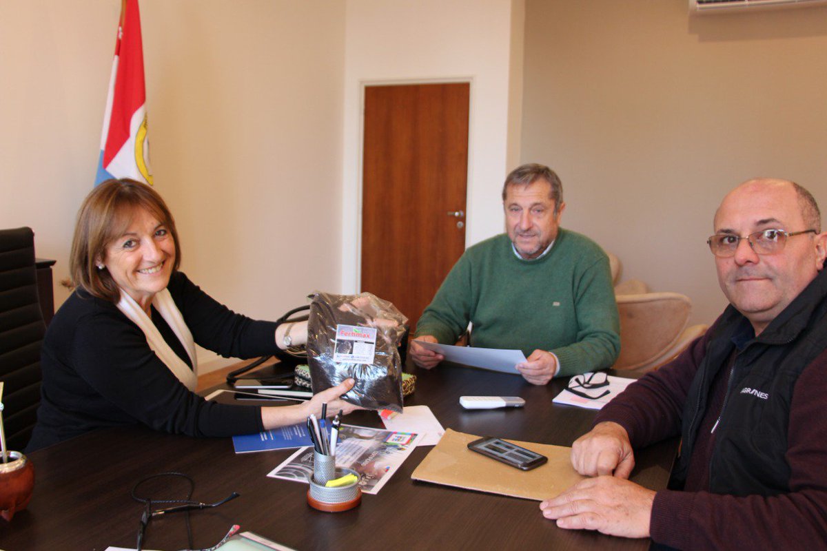 AliciaCiciliani's tweet photo. Rubén Alcaraz es un productor de cerdos de San Justo que desarrolló un innovador sistema que permite obtener compost orgánico a partir de efluentes porcinos. Su iniciativa es única en el mundo y permite una actividad ganadera más productiva y sustentable. 🐖♻️🌱
#FERTIMAX https://t.co/zlnYu903ww