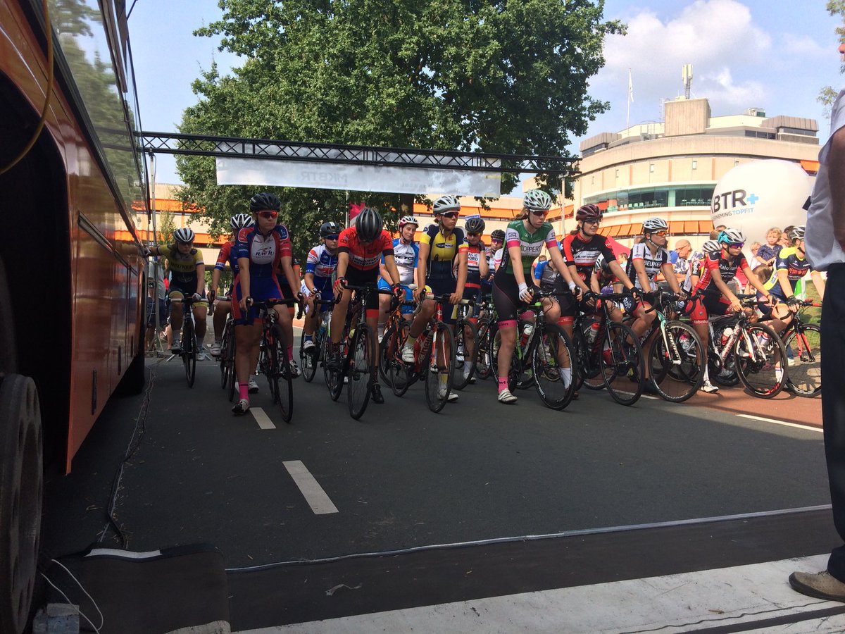 En nu zijn de dames aan de beurt! @WielerrondeEde https://t.co/zBb3GFSubo