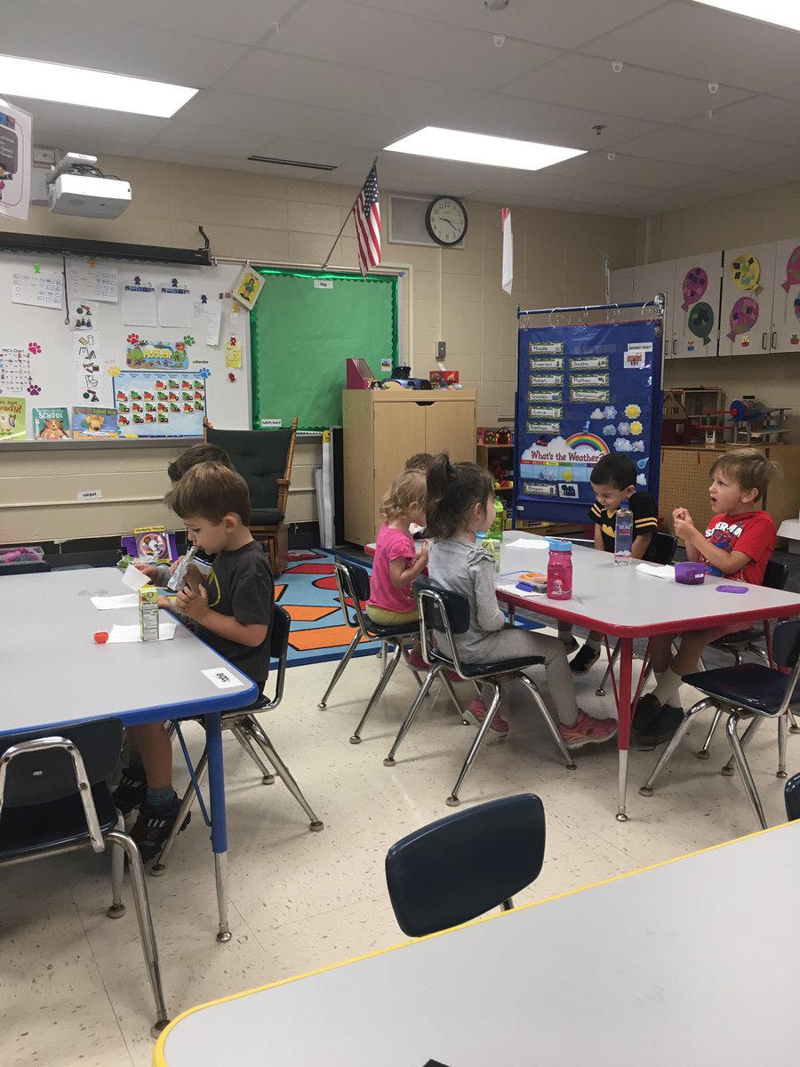 MsBetsyOW's tweet photo. We loved our grapes for snack. 🍇. We work on saying please and thank you at snack. https://t.co/fyAZXsQqW7
