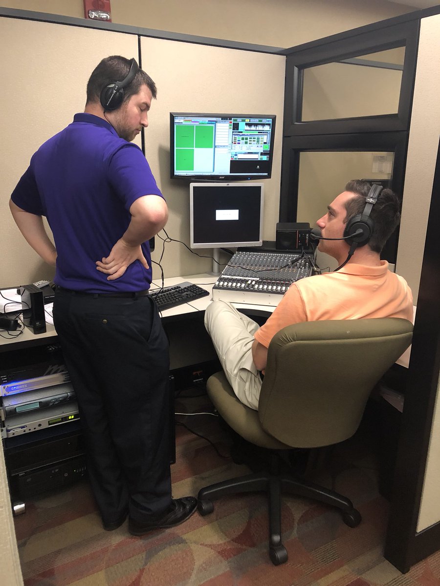 LEARFIELDAudio's tweet image. 🎙🆙

Our talented guys handing out some #WednesdayWisdom to our new studio hosts this morning at 🇺🇸🏠 for college sports.