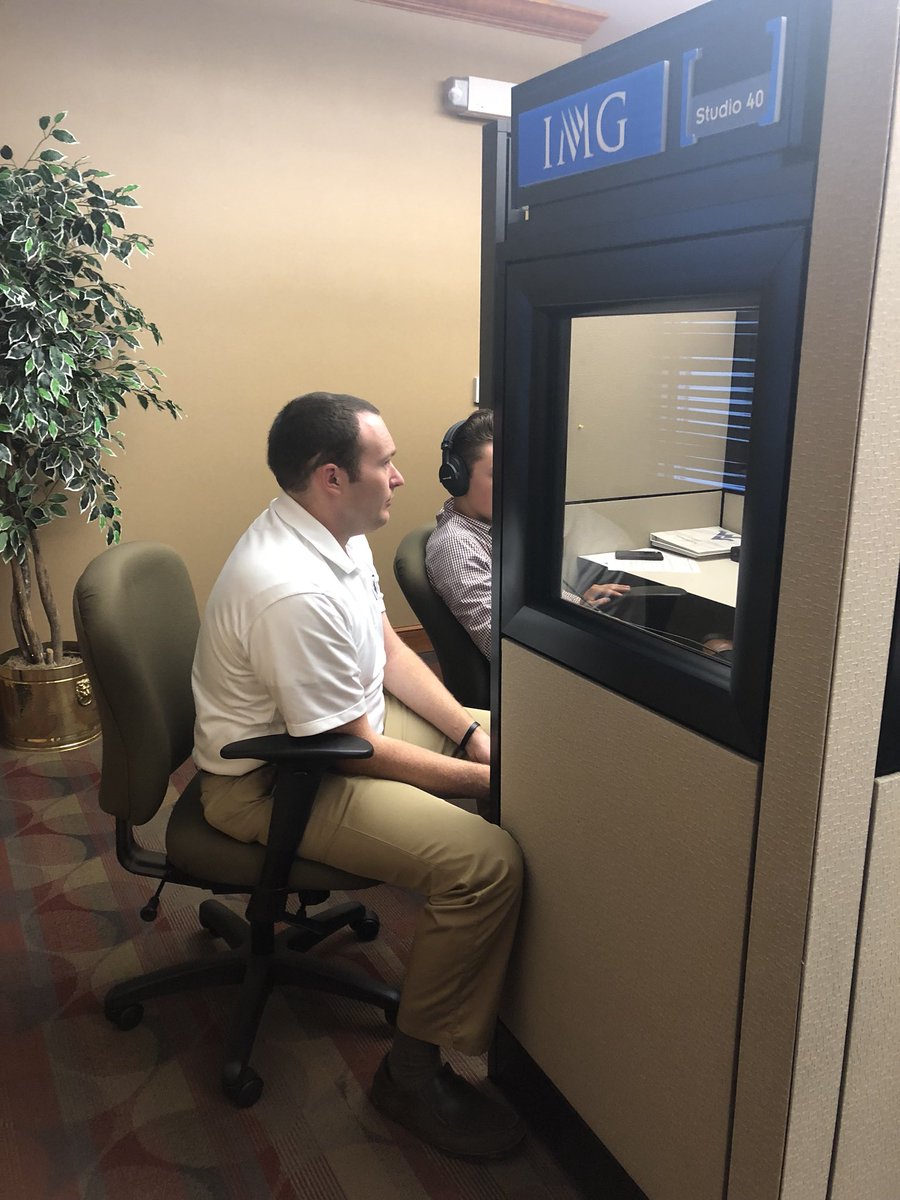 LEARFIELDAudio's tweet image. 🎙🆙

Our talented guys handing out some #WednesdayWisdom to our new studio hosts this morning at 🇺🇸🏠 for college sports.