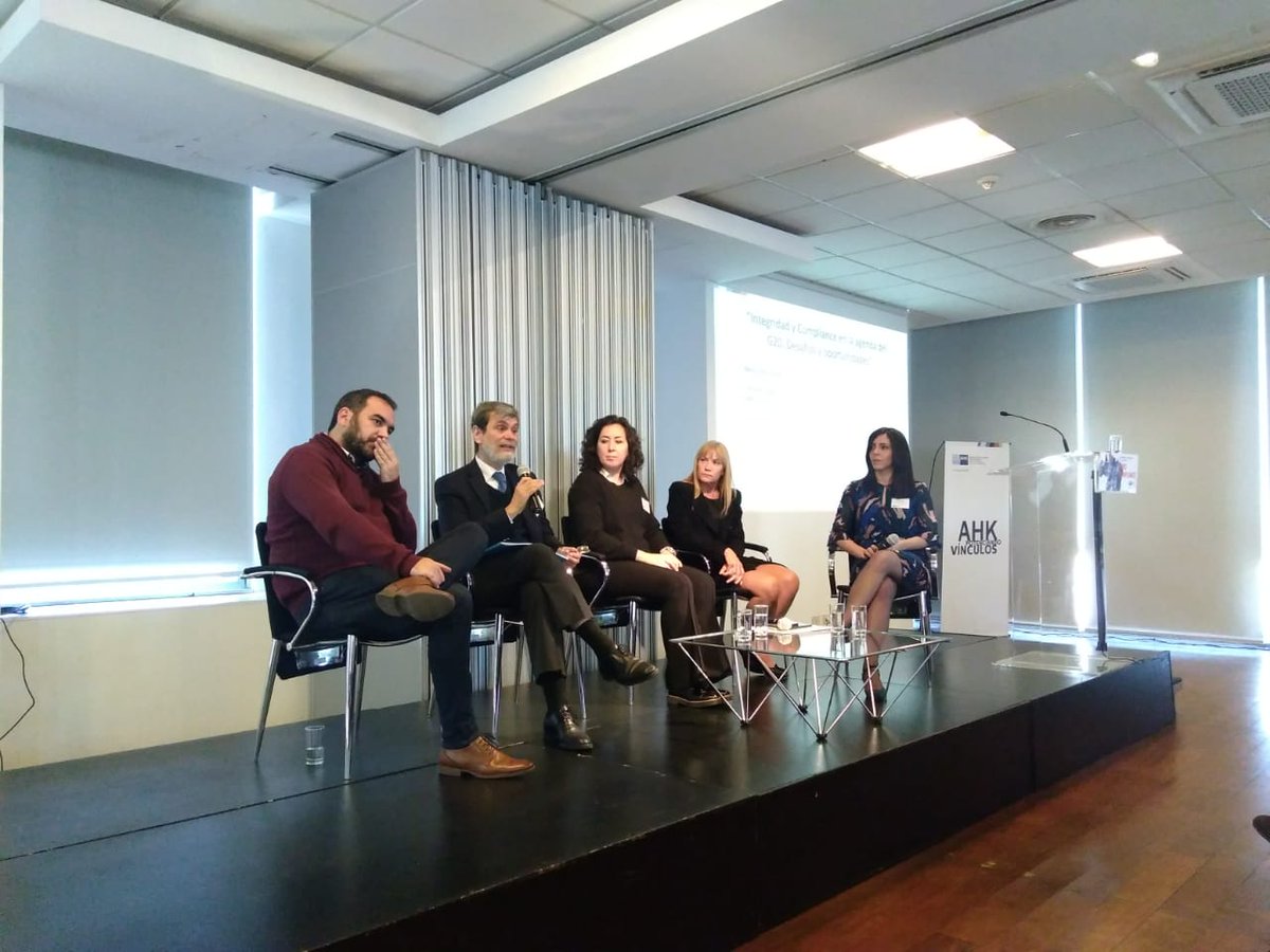 Fernando Landa, policy sherpa de B20, Andrea Rey de @EY_Argentina y @dalma_parisi participan del Foro Compliance organizado por @ahkargentina #B202018 #ForoComplianceAHK