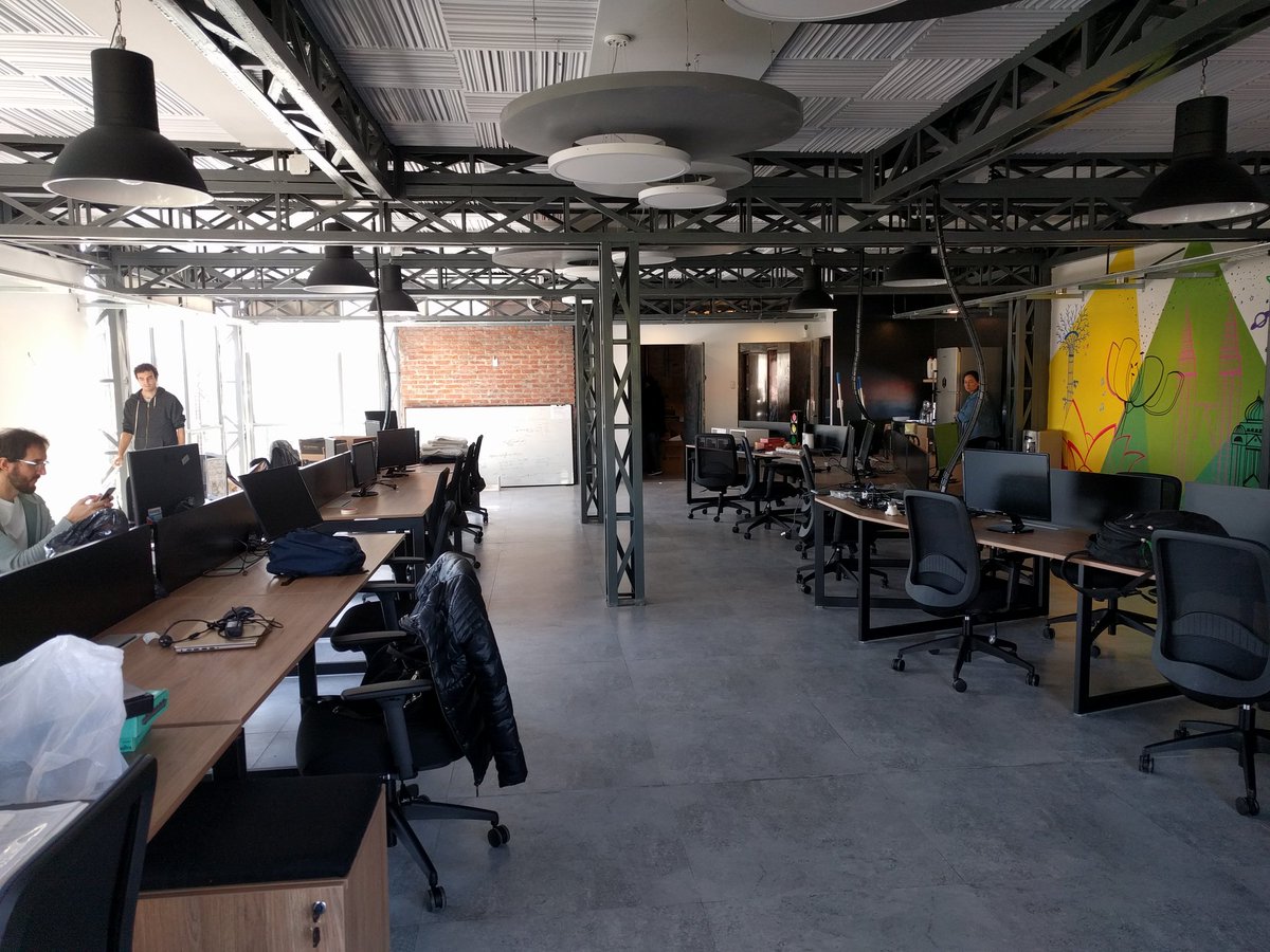 TomasOFarrell's tweet photo. Primer día en nueva oficina de @workana! Claramente como dice @fornales salimos del garage 😎 https://t.co/HfNb7d9NTq