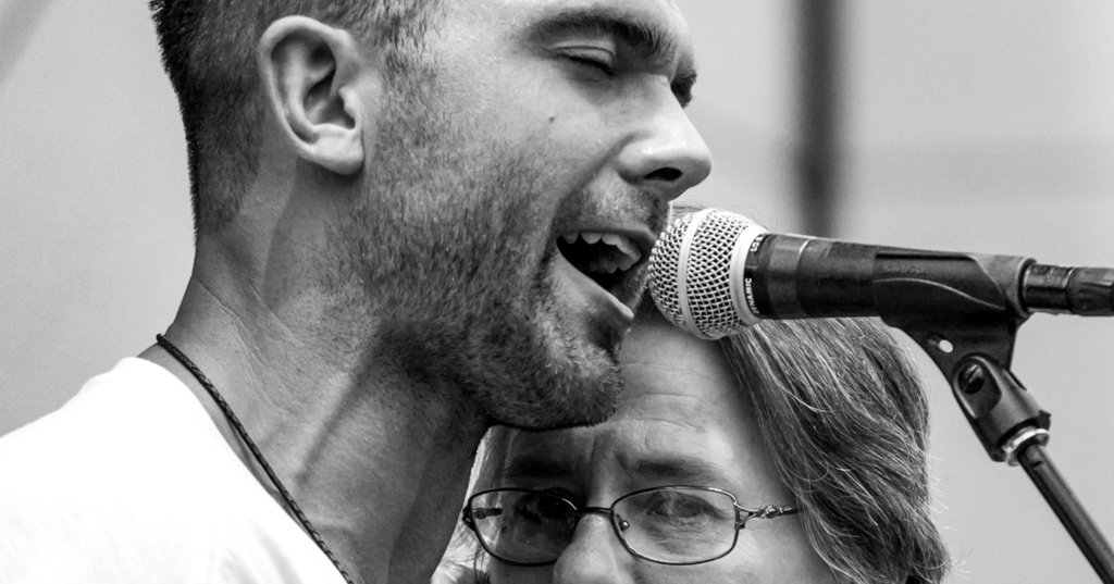 rahebc's tweet photo. Country singer writes song after his Mom's Alzheimer's diagnosis. https://t.co/07nWkKXfKl The rising country artist brought his mom up on stage during a recent performance in his home state of Iowa https://t.co/07nWkKXfKl via https://t.co/heD5yAj6kP https://t.co/OnAfM2yYqx