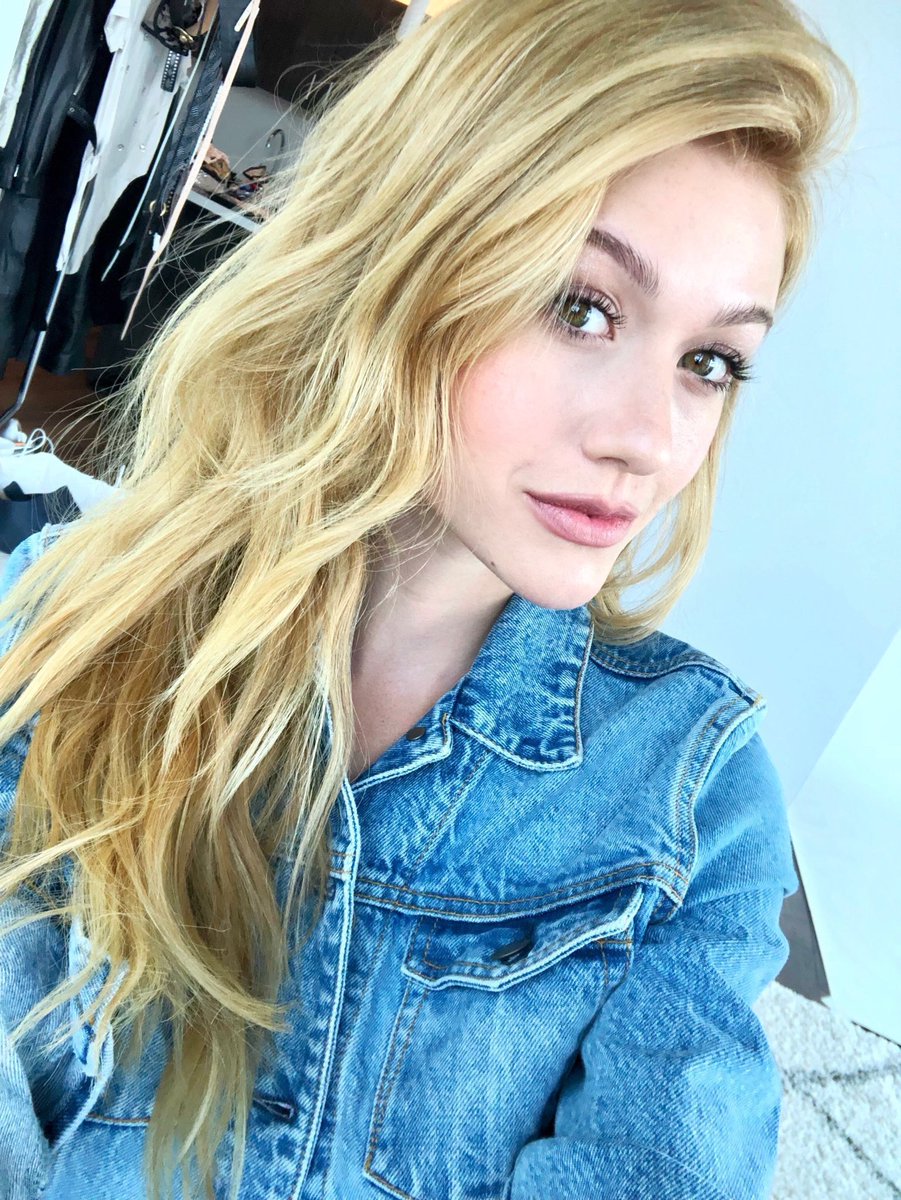 gucciclary's tweet photo. HOW IS SHE EVEN REAL https://t.co/Llk0itG7Po