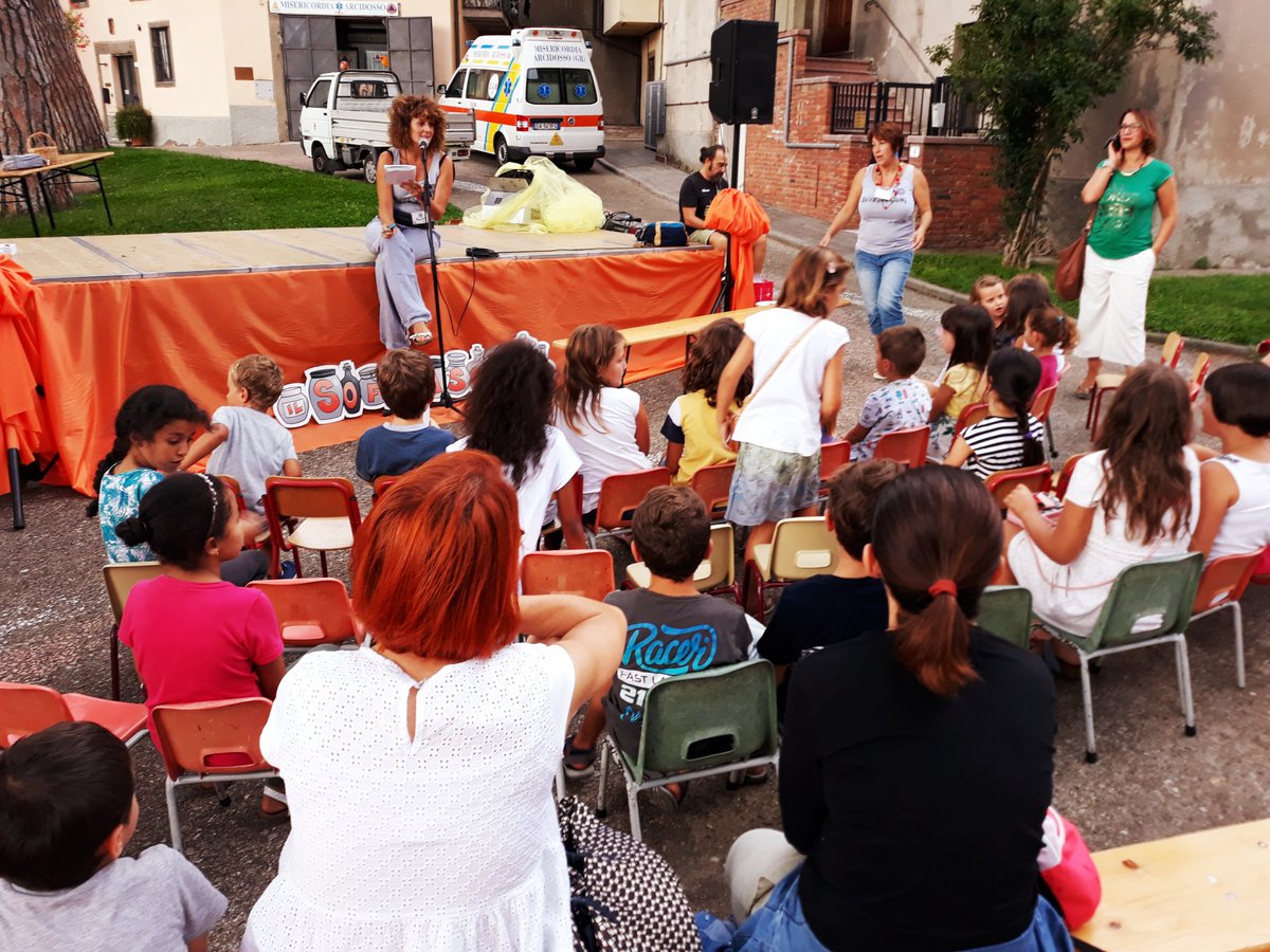 StorieNarra's tweet photo. Inizia il laboratorio "La natura in un impronta" 
Forza #bambini 👧👦👶👩‍⚕️ 

#narrastorie #soffiasogni #arcidosso #festival #infanzia #children https://t.co/GNvwZq269u