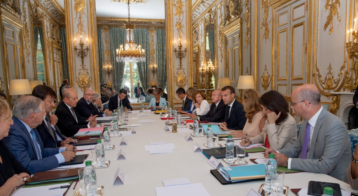 Alternatives Economiques (@altereco_) on Twitter photo Le gouvernement programme une forte austérité, avec notamment une amputation de 2 milliards d’euros sur le budget de l’emploi, avec une nouvelle réduction drastique des emplois aidés bit.ly/2LhdvqF Le gouvernement programme une forte austérité, avec notamment une amputation de 2 milliards d’euros sur le budget de l’emploi, avec une nouvelle réduction drastique des emplois aidés bit.ly/2LhdvqF