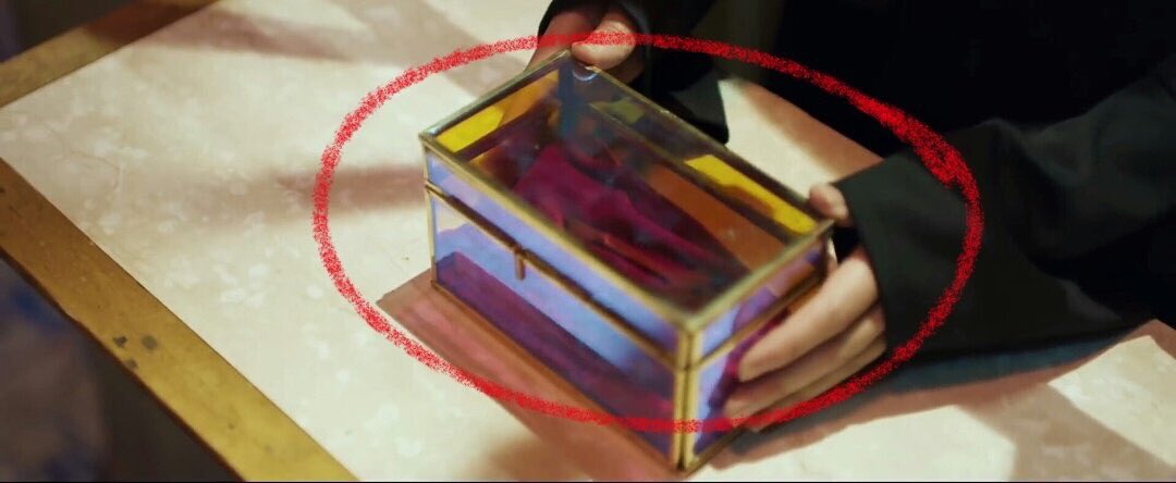 Daisy_hrt's tweet photo. HOLD UP 👀

@BTS_twt #IDOL 
#LOVE_YOURSELF_結_Answer https://t.co/Xplrk1IMHY