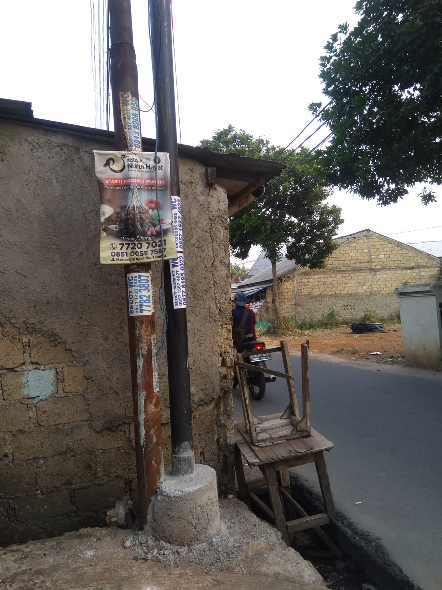 wiwisedelweiss's tweet photo. Dear @XLAxiata_Tbk saya warga jalan cagar alam selatan Depok. ada pemasangan kabel optik di surat izin tertulis a/n PT. XL Axiata. Pemasangan tersebut tdk ada sosialisasi dan tdk ada ijin dari saya sebagai pemilik lahan. pemasangan tiang berdempet dengan tiang listrik @pln_123 https://t.co/CsodbU13g9