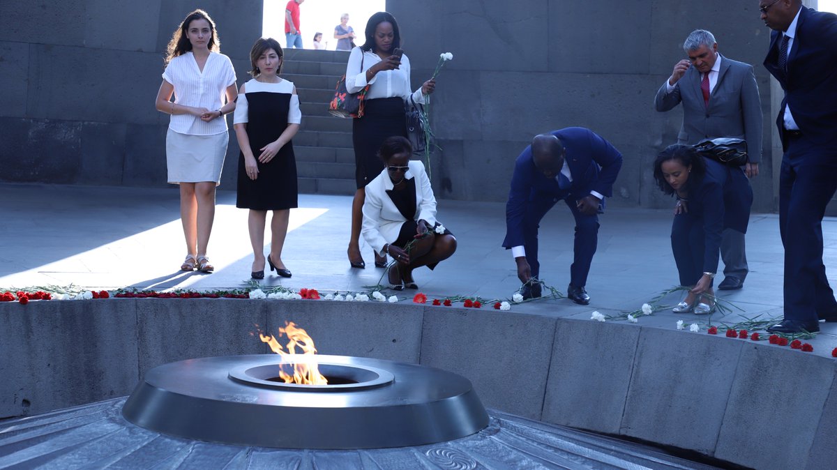 MFAofArmenia's tweet photo. |@LMushikiwabo, MAE de #Rwanda, & @ImmongaultR, MAE, Ministre d'État & de la #Francophonie de #Gabon, se sont rendus à #Tsitsernakaberd pour rendre hommage à la mémoire des victimes du #Génocidearménien. Ils ont fait des notes dans le livre de commémorations du Musée du Génocide. https://t.co/cE0V2f5RII