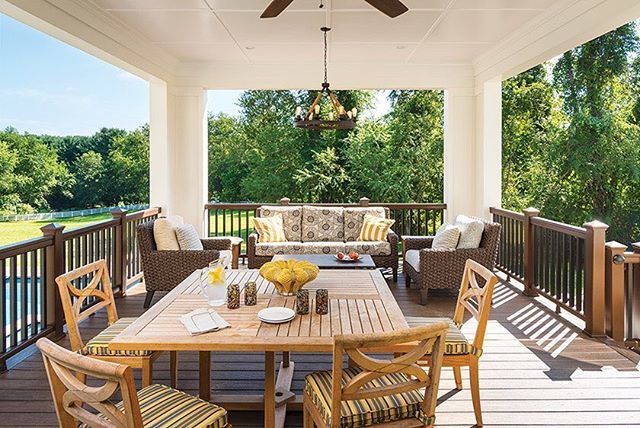 HomeAndDesign's tweet image. Relax, sit back and soak in the summer rays ☀️while you still can! We love this sun room by Susan Gulick | Susan Gulick Interiors Ltd |
Susangulickinteriors.com
Sponsored. 📷: Judy Davis | @judyhdphoto 
#susangulickinteriors #designpartners #sunroom #chicdesign #outdoordesign…