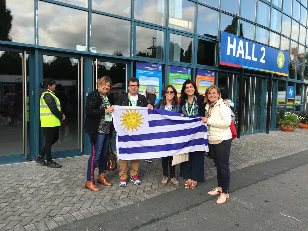 "Cuando el Estado no cuida de la familia, la sociedad se va desmoronando": uruguayos que participan en el Encuentro Mundial de las Familias en Dublín comparte la experiencia http://goo.gl/mKLReH @WMOF2018