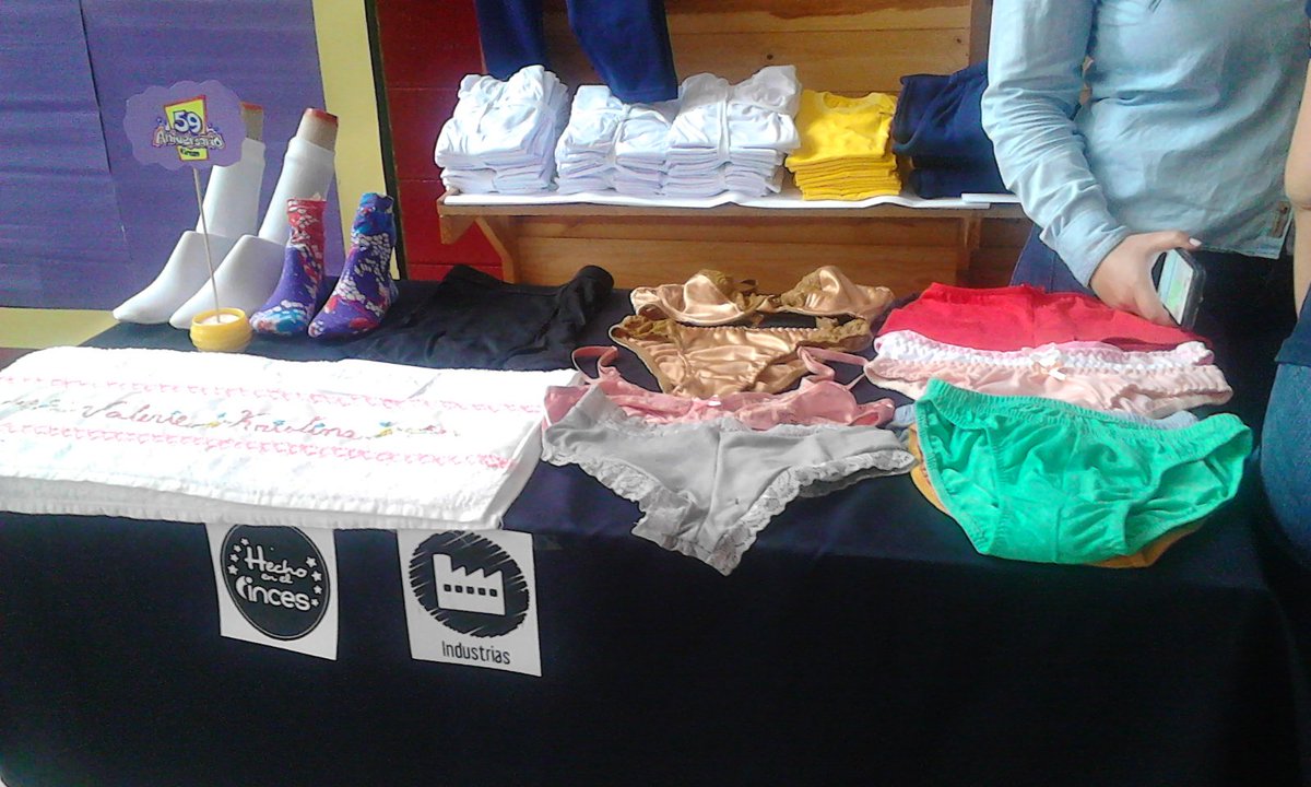 alvaro_educ's tweet photo. La producción textil se hizo presente en expoferia de @incesbarinas en el marco del #59AniversarioInces, mostrando creatividad, innovacion y priorizacion de productos para la satisfaccion del pueblo. #IncesInnovaEnLinea https://t.co/YQcSzHHpQp