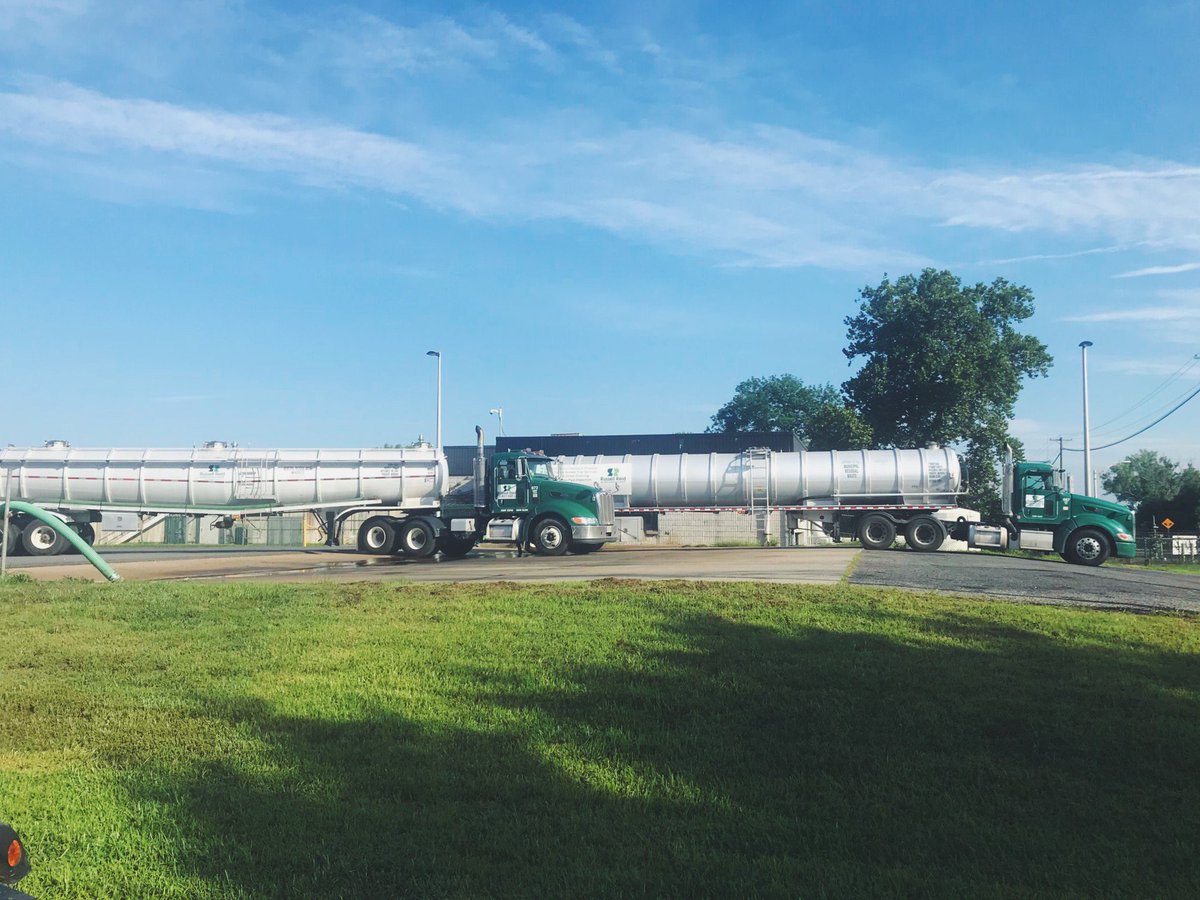 RussellReidCo's tweet photo. Long, lean machines! It's not uncommon for our 7,000 gallon trucks to do multiple trips back and forth to the same place. We know our customers have got waste – and that usually means they've got a lot of it. Make Russell Reid your one stop shop for nonhazardous waste removal. https://t.co/CRCWzS4SOf