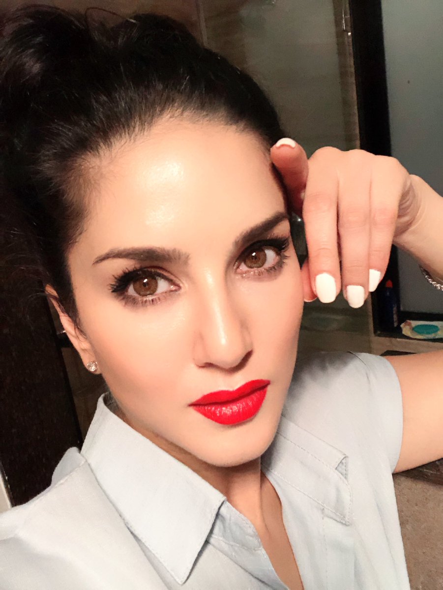 SunnyLeone's tweet photo. Thinking about “JOY” Hmmm... the meaning of it all?? 🤔 https://t.co/xum9fzgvJZ