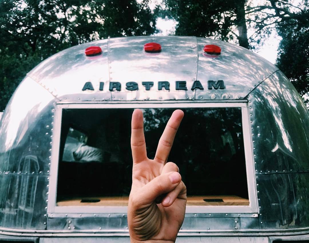 LesPACcom's tweet image. ❤️ Coup de cœur de la semaine sur LesPAC :
Une roulotte vintage Airstream​ 1964 #flambantusagé qui nous donne envie de partir en roadtrip! ✌️🌸 (Elle est juste ici : bit.ly/2N2bznC)
 📷 Crédit photo : Instagram weelittlenomads