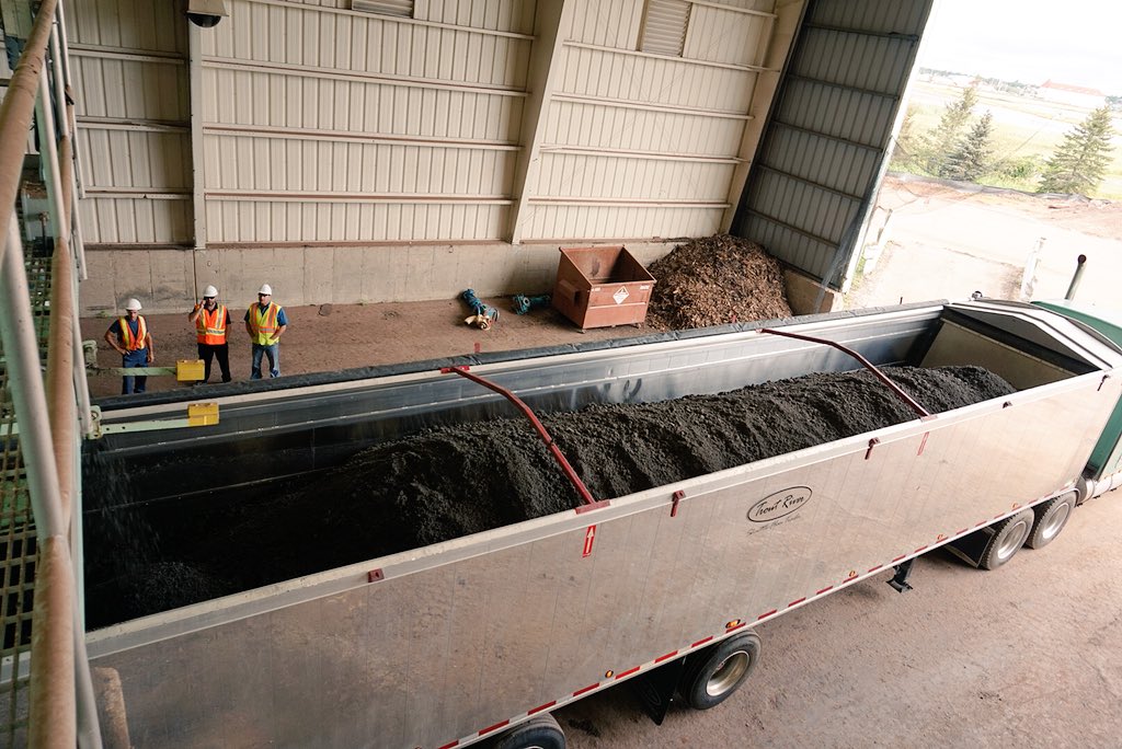 MorganSmallman's tweet photo. Little change of pace today for this #FarmBoy Demoing a @TroutRiverPE #ShuttleFloor #Trailer @ValleyEquipLtd @TransAqua https://t.co/DjGbIlAkg0