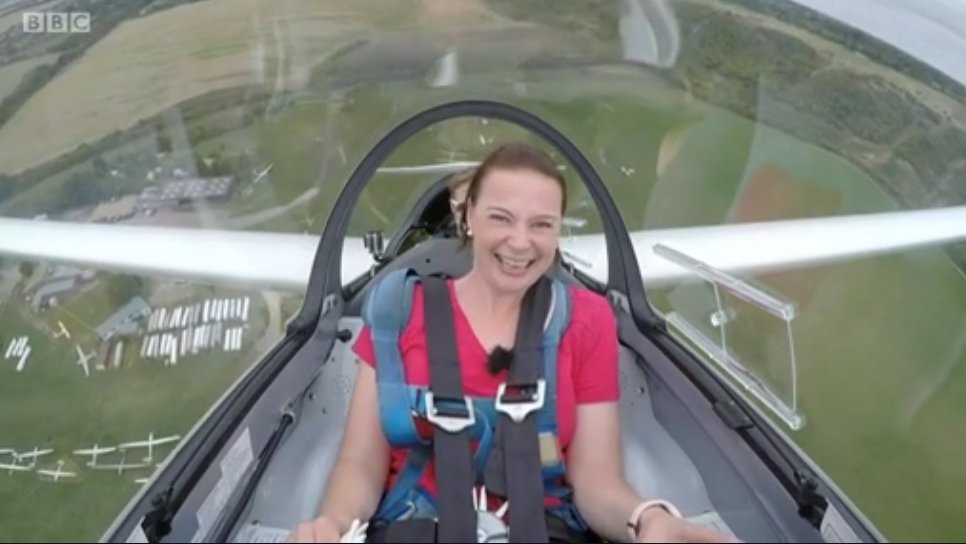 Catch tonight's @BBCLookEast where @LouiseHubball and @AndyMeeson
meet youngsters learning to fly gliders at Dunstable to kickstart a career in aviation, thanks to @TheAirLeague scholarships.
bbc.co.uk/iplayer/episod…
#gliding @BWPA_UK
@WomenGlideUK @AeroSociety
#AvGeek