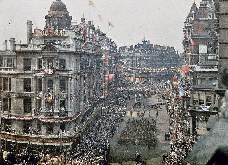 StuartHumphryes's tweet image. Colour photography was rare in the early decades of the 20th Century, so to find a genuine colour photograph of Knightsbridge, London, depicting the Great War Peace Day Parade on Saturday 19th July 1919 is stunning. 15,000 troops took part in the victory parade that day.