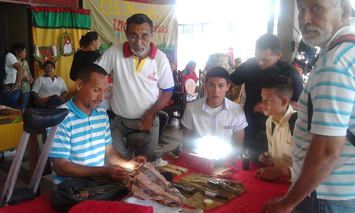 alvaro_educ's tweet photo. Desde Expoferia en @incesbarinas Joven con discapacidad Motora realiza muestra en vivo de mantenimiento y reparación de electrodomésticos y explica a medios de comunicación como ha emprendido un proyecto de vida productivo con lo aprendido. 
#IncesInnovaEnLinea https://t.co/P6fxtcjPJy