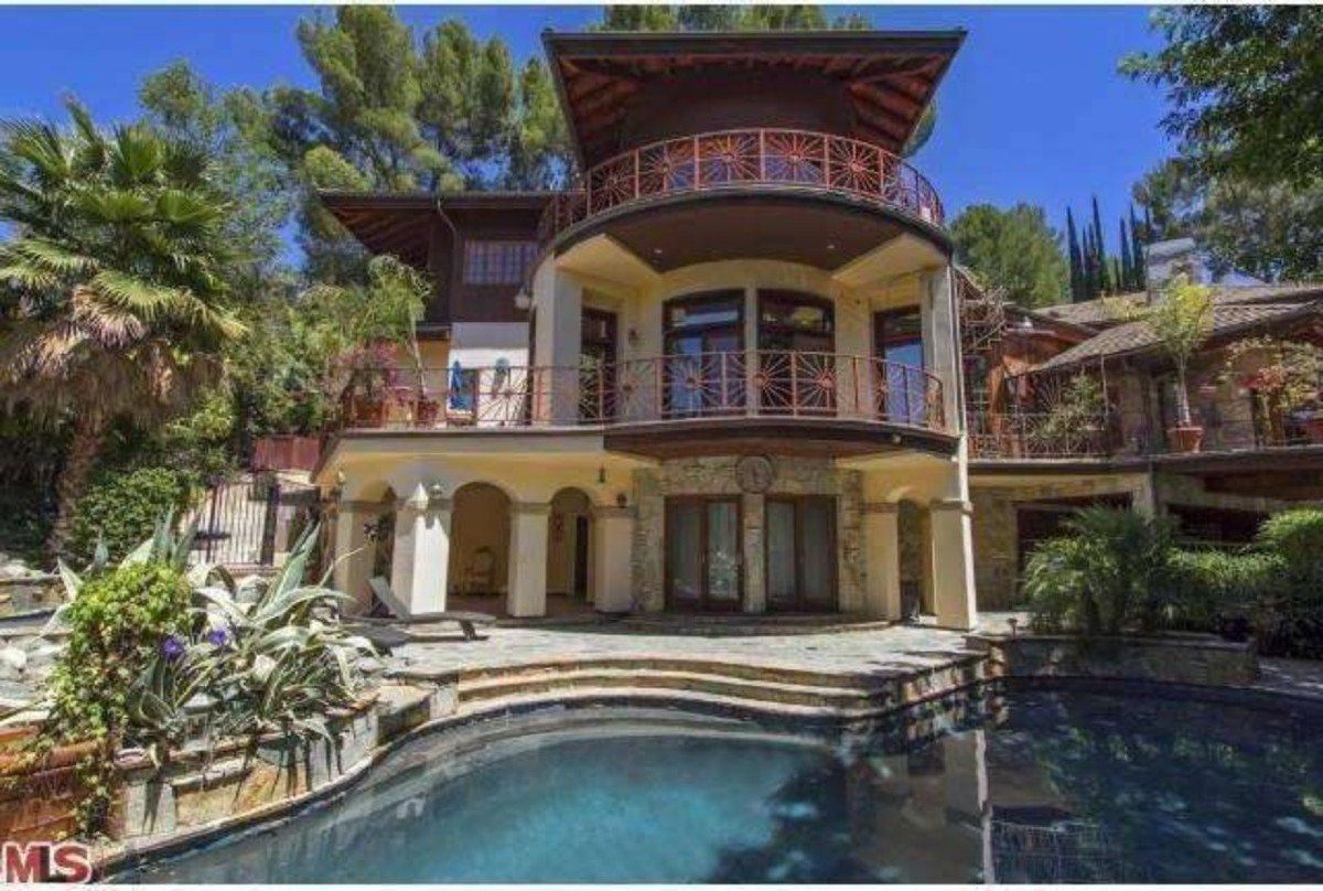 SharonJobson's tweet image. Take a tour around Tom Petty's Encino Home! sharon-von-behr.cb1.so/14lth8