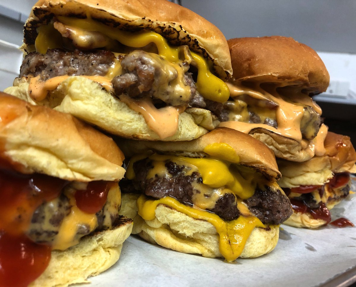 meatstop_'s tweet photo. Couple Specials on the Menu this evening.
What could they be... 🤷🏼‍♂️😁

@Deliveroo @JustEatUK 🍔💨💨💨

#takeaway #burgers #brentwood https://t.co/QjnexNrX1p