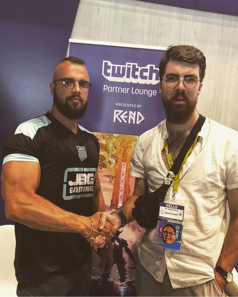 nowSimon's tweet photo. Nach diesem Händedruck hatte ich plötzlich 7kg Muskelmasse mehr. 

@kollegah https://t.co/v9AUHZBJ8m