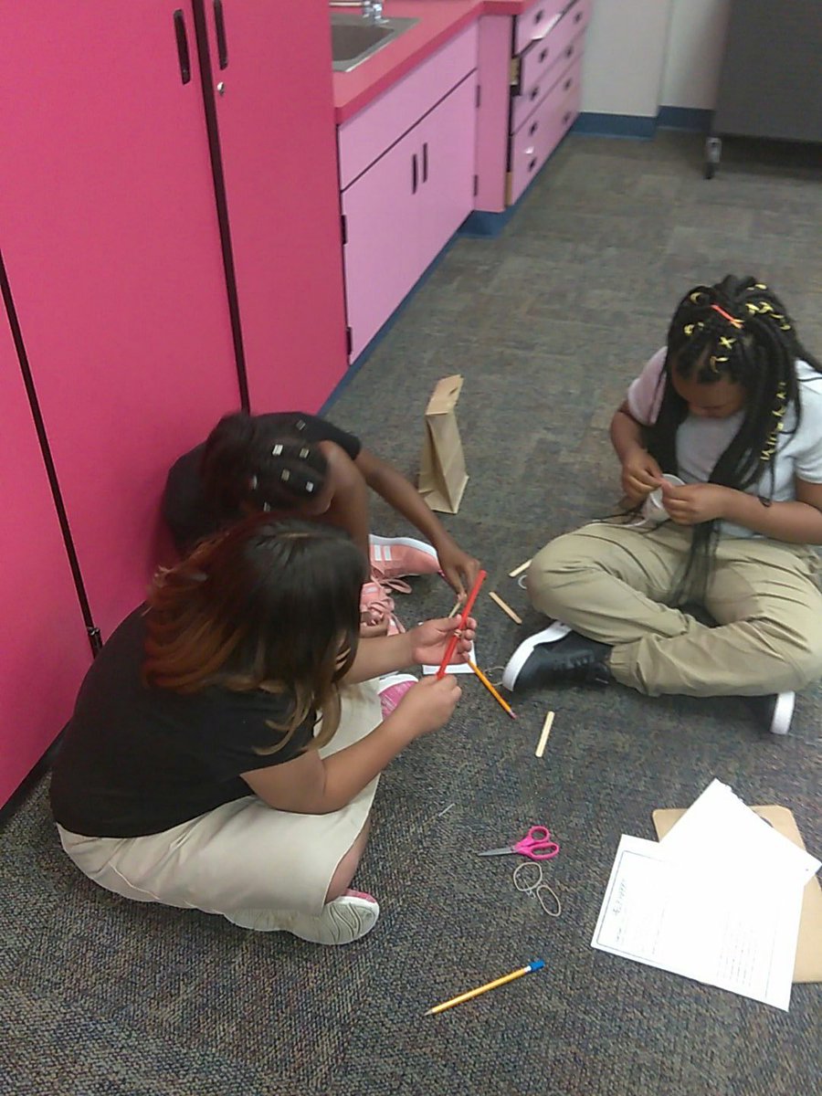 AhughesWilliams's tweet photo. Building community in 5th grade thru STEM
#centersd
#ce58 https://t.co/KsHhXeB3nO