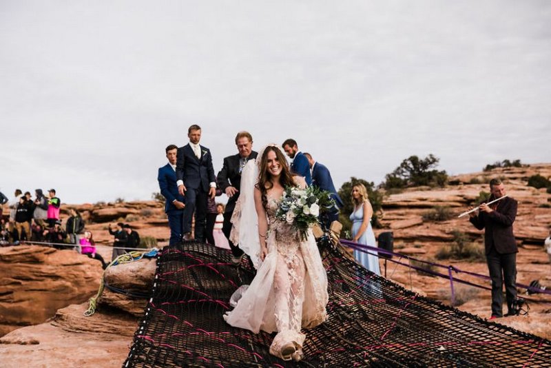 wanderlust_tips's tweet photo. 🤵👰Đau tim với lễ cưới mạo hiểm cheo leo giữa vách núi cao 121m

➡️https://t.co/PMFpu1nGEh

#utah #america #GGBY #wedding #wanderlusttips https://t.co/1IpYNVu5eq