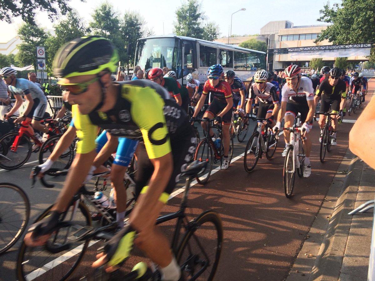 En daar gaan de mannen! @WielerrondeEde https://t.co/wO2ooKLv90