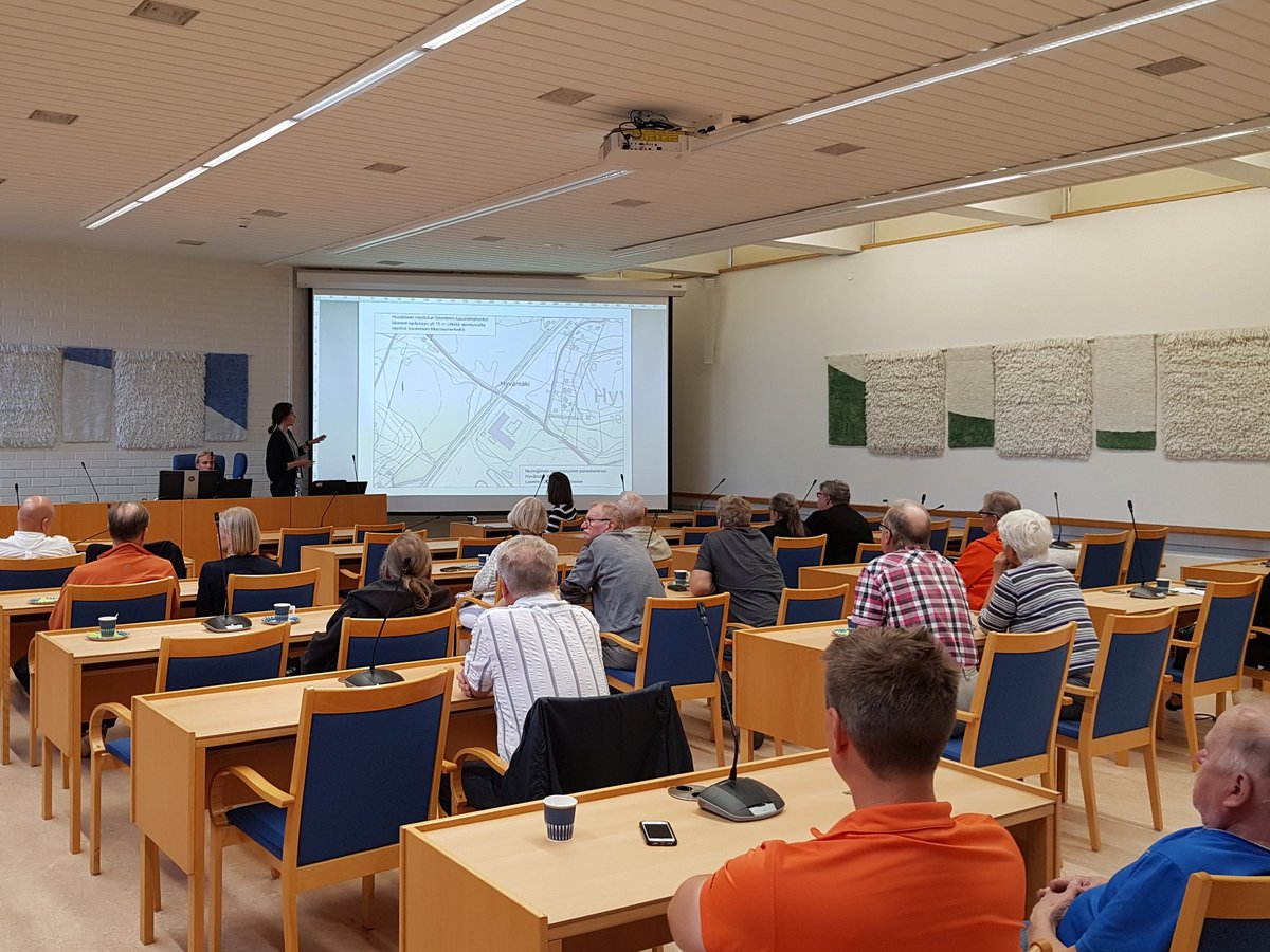 ViljaJar's tweet photo. Sähköistyksen ja tasoristeyksien #Nurmijärvi yleisötilaisuudessa oli parikymmentä osallistujaa. Tilaisuudessa esiteltiin suunnitelmaluonnokset ja käytiin niistä hyvää keskustelua. #Hyvinkää-Hanko #sähköistys #tasoristeys https://t.co/CbfogcEE88