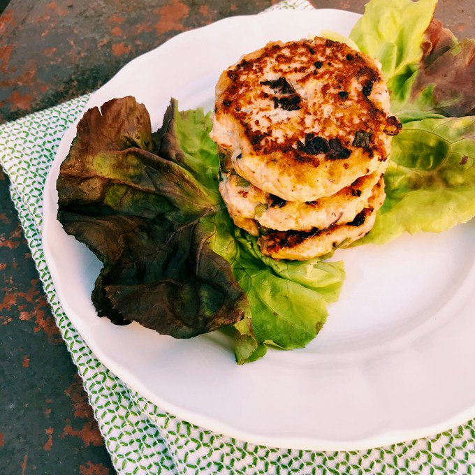 whipandwander's tweet photo. I love brilliant dinner accidents. These Mediterranean Turkey Burgers came together on a whim and the second they hit the pan, I knew magic was about to happen. The best part? They come together in less than 20 minutes. 
Get the recipe 👉 https://t.co/ZpfUJRjifn #ketoeats #sibo https://t.co/MgY83SDxli
