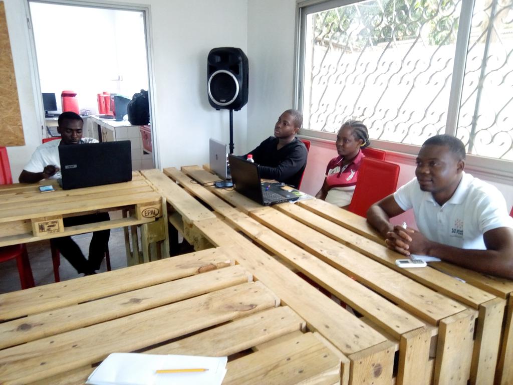 WoegnaY's tweet photo. #WoeAcademy !!! Une formation sur #photoshop avec @bendaramaassou2 
@senamekoffi @TchodieFidel @danielcomlan @FrDlp @AtchaviL @AdenyoEli @KodjoDjondo @GabaPatrick2 https://t.co/h6lg3hNXg8