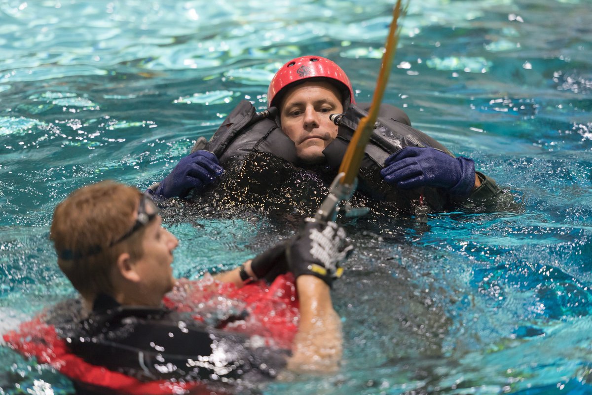 NASAJohnson's tweet photo. .@Commercial_Crew astronaut training is in full swing! @astro_josh and @Astro_Ferg undergo water survival training at our Neutral Buoyancy Lab. https://t.co/p9InvnBuRs