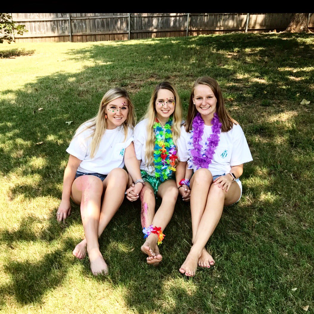 ast_rho1932's tweet photo. Sistau’s are like flowers • they bring color, love and wonder into your life🌻🌸 https://t.co/7qSZ1XJDAp
