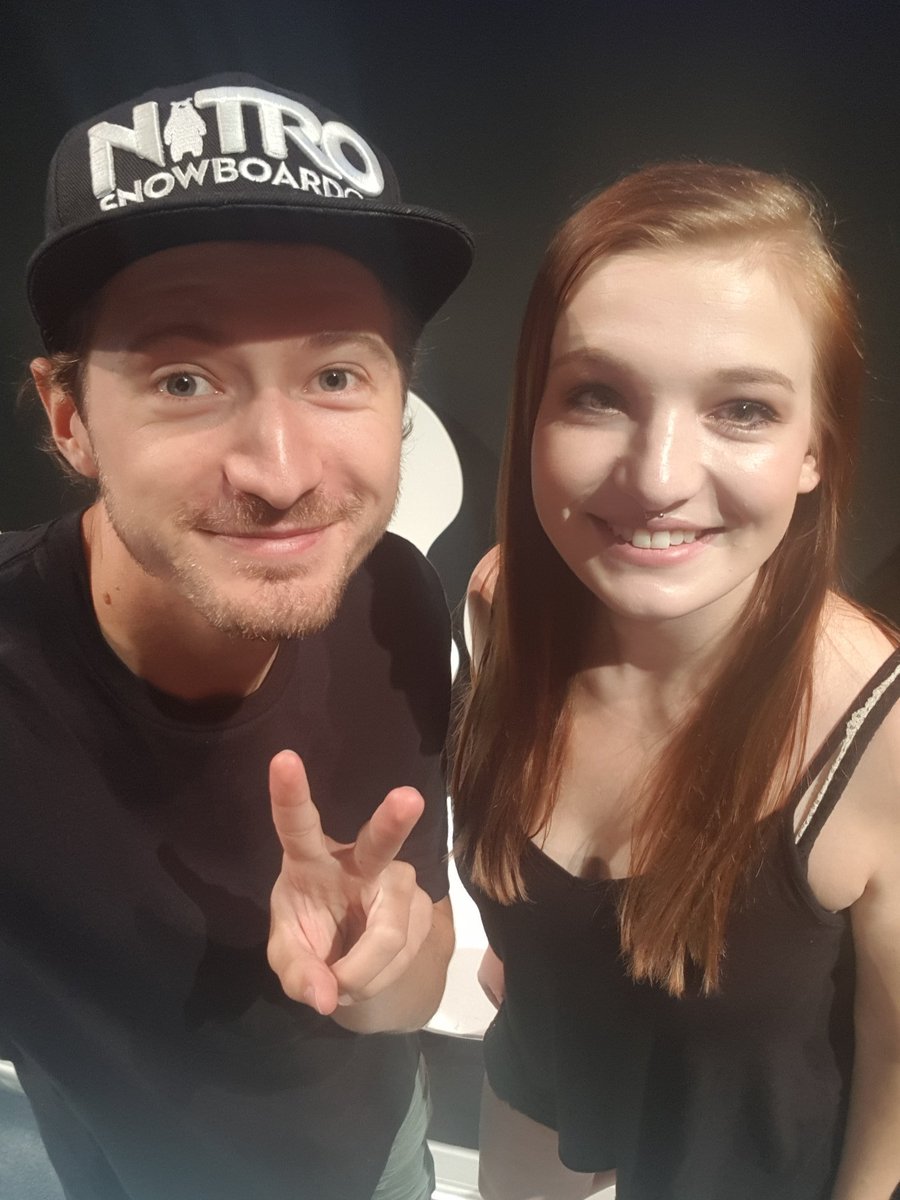 MissWhiteShark's tweet photo. Der Tag heute war einfach super! Danke @izziofficial dass du es Menschen ermöglichst dich zu treffen und mit dir zu quatschen! Es war einfach echt schön! 

Aber das Licht war ziemlich bescheiden 😂😂

#HappyMiri https://t.co/uttuLRuXEY