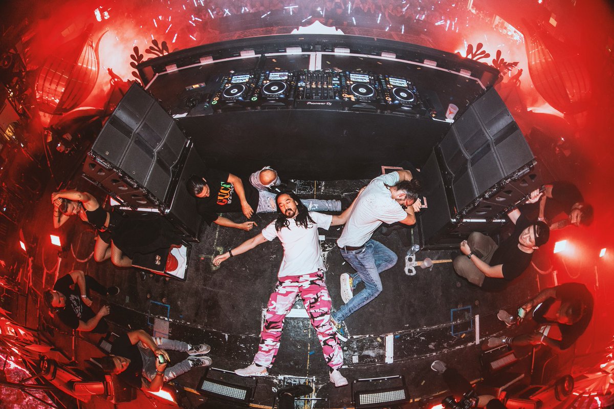 steveaoki's tweet photo. #aokinap #91. The Aoki x @dimitrivegas @likemike #3arelegend Dj Booth Nap π΄. @ushuaiaibiza Ibiza Spain πͺπΈ August 21 2018 πΈ: @boythecollector https://t.co/QEQzSPqLFs