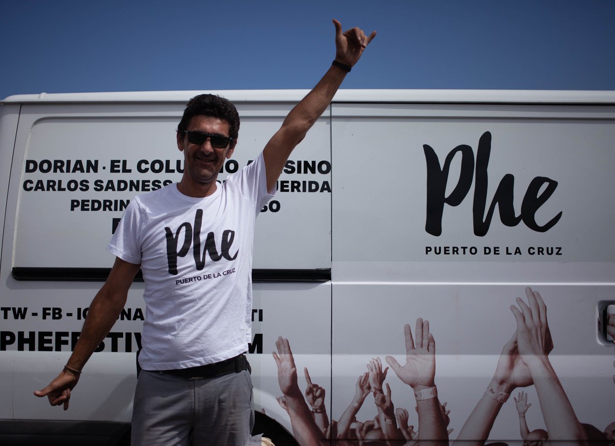 PheFestival's tweet photo. Cada vez son más y más los #phellowers que nos vamos encontrando… Graciasss 💛 ¡Se merecen un gran aplauso!
#PheFestival 😎 #FabricandoBuenosTiempos 🌴 #PuertodelaCruz https://t.co/zbxM2Ye3R3