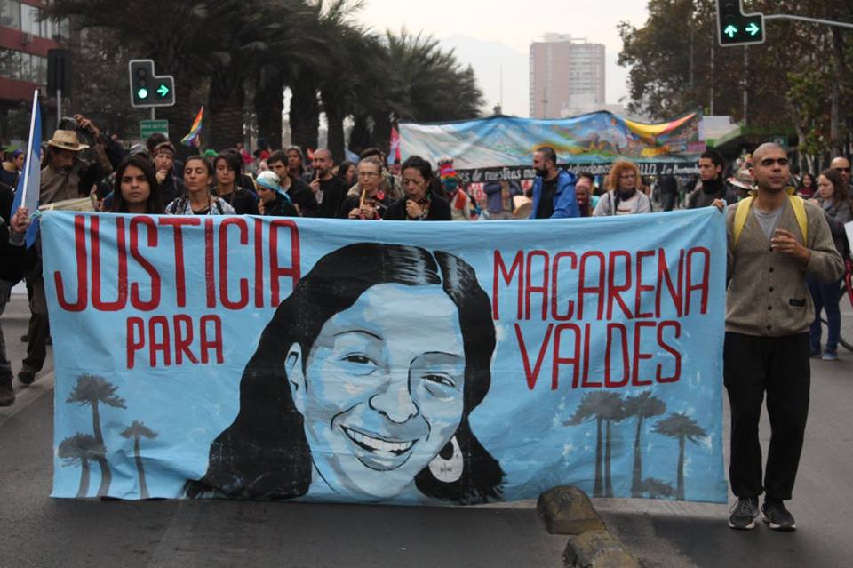 TomateRojoCL's tweet photo. A dos años de su muerte, ¿qué pasó realmente con #MacarenaValdés.? ¿Por qué decimos que fue un asesinato y que el Estado calla? ¿Qué tienen que ver #Saesa y #RPGlobal? Acá te lo respondemos https://t.co/PlCGcg1cLC https://t.co/plu8jarD02